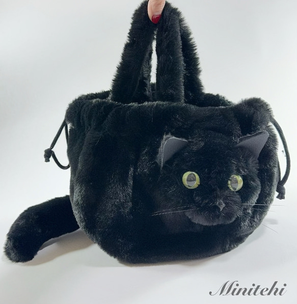 ぬいぐるみみたいな 香箱座りの黒猫さん巾着バッグ　トート　ミニショルダー　ポシェット　黒ねこ　猫雑貨　猫グッズ　リアル 