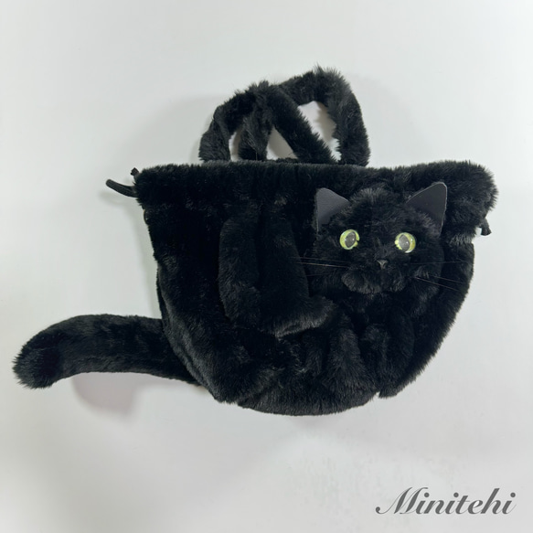 ぬいぐるみみたいな 香箱座りの黒猫さん巾着バッグ　トート　ミニショルダー　ポシェット　黒ねこ　猫雑貨　猫グッズ　リアル 