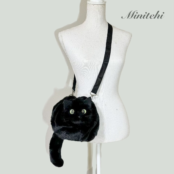 ぬいぐるみみたいな 香箱座りの黒猫さん巾着バッグ　トート　ミニショルダー　ポシェット　黒ねこ　猫雑貨　猫グッズ　リアル 