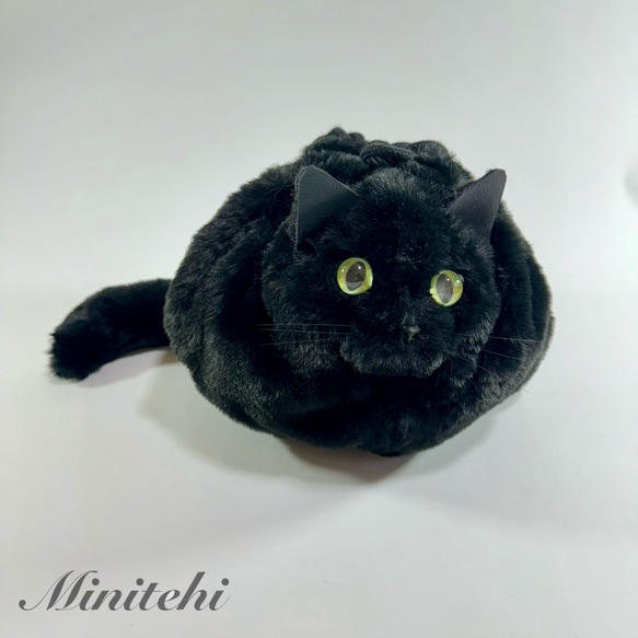 ぬいぐるみみたいな 香箱座りの黒猫さん巾着バッグ　トート　ミニショルダー　ポシェット　黒ねこ　猫雑貨　猫グッズ　リアル 