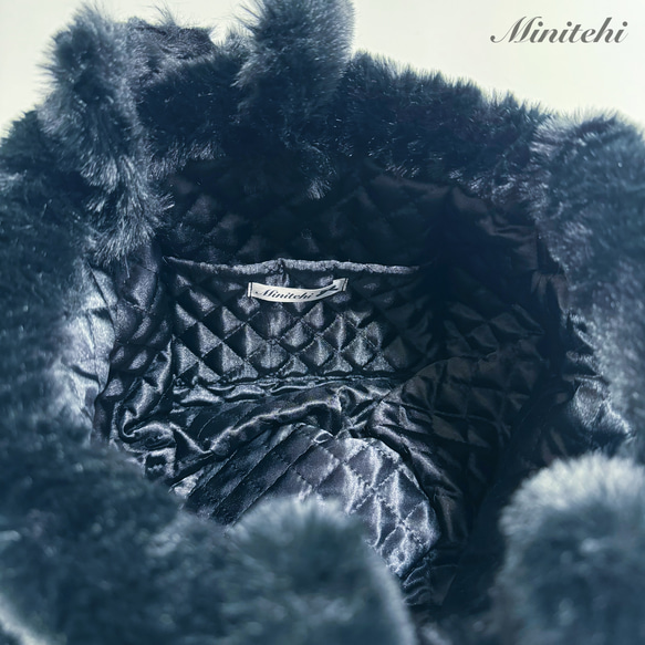 ぬいぐるみみたいな 香箱座りの黒猫さん巾着バッグ　トート　ミニショルダー　ポシェット　黒ねこ　猫雑貨　猫グッズ　リアル 