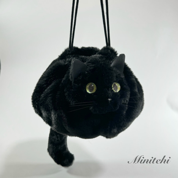 ぬいぐるみみたいな 香箱座りの黒猫さん巾着バッグ　トート　ミニショルダー　ポシェット　黒ねこ　猫雑貨　猫グッズ　リアル 