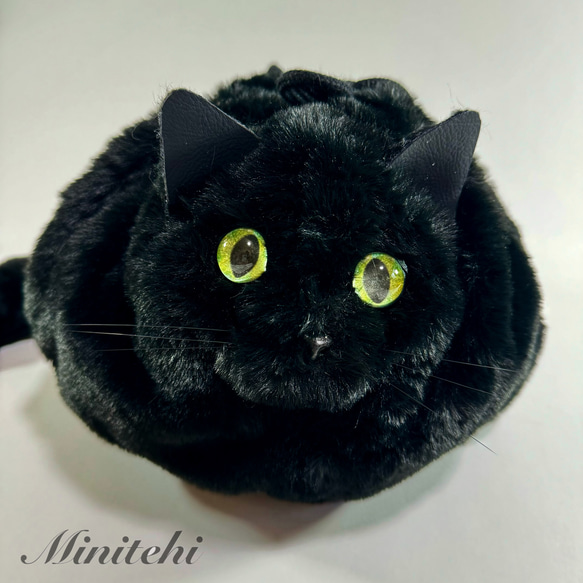 ぬいぐるみみたいな 香箱座りの黒猫さん巾着バッグ　トート　ミニショルダー　ポシェット　黒ねこ　猫雑貨　猫グッズ　リアル 