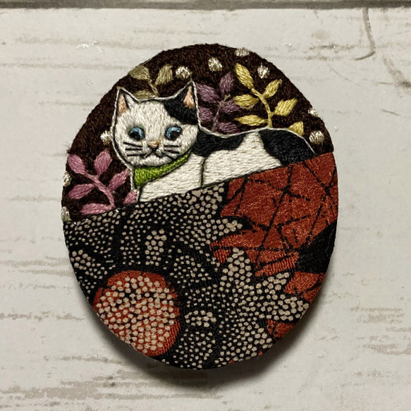 手刺繍オリジナルブローチ＊見下ろす猫A 1枚目の画像