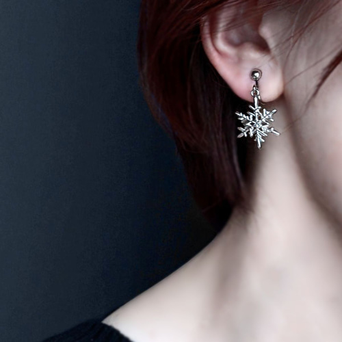 特集掲載］ひとひらの雪 本物の雪の結晶デザイン イヤリング・ピアス