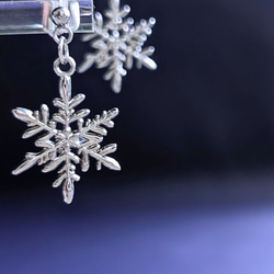 ［特集掲載］ひとひらの雪 本物の雪の結晶デザイン イヤリング・ピアス　The First　　 2枚目の画像