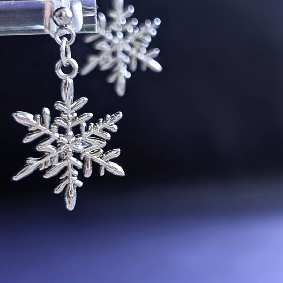 ［特集掲載］ひとひらの雪 本物の雪の結晶デザイン イヤリング・ピアス　The First　　 2枚目の画像