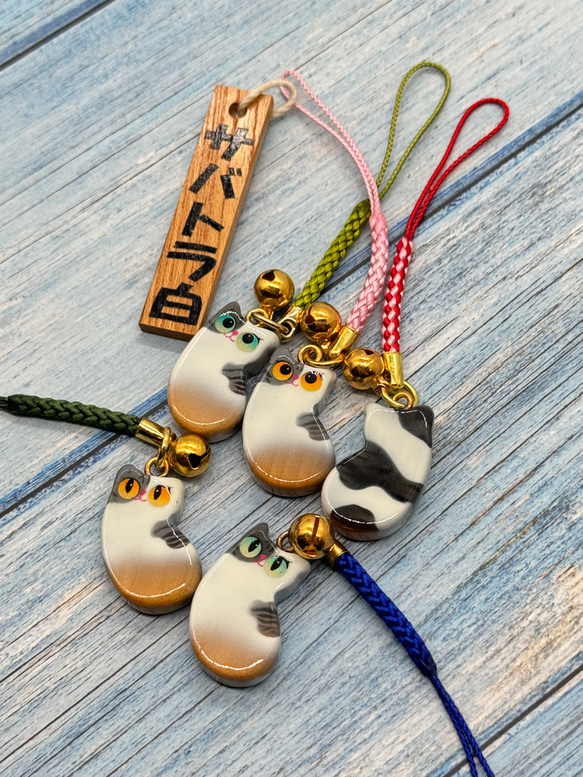 かわいいネコ雑貨⭐︎木製猫ストラップ「サバトラ」 3枚目の画像