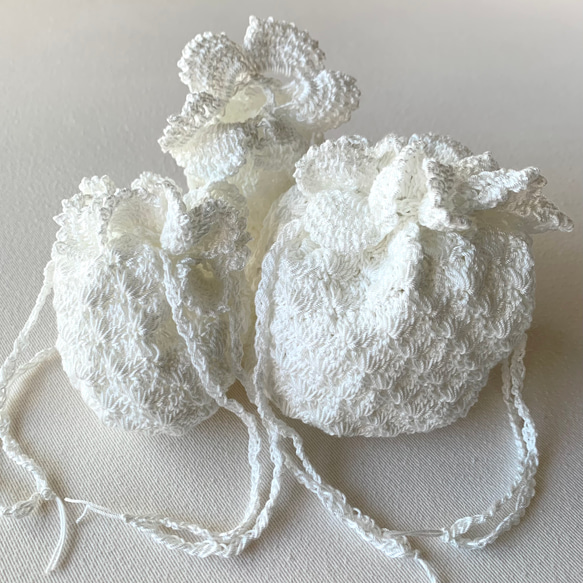ちっちゃな巾着サシェ/詰替えタイプ【白糸刺繍】 3つセット】 かぎ針編みの巾着 まん丸巾着 白 編み物 ミニ巾着 サシェ