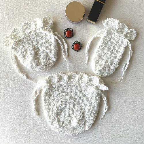 ちっちゃな巾着サシェ/詰替えタイプ【白糸刺繍】 3つセット】 かぎ針編みの巾着 まん丸巾着 白 編み物 ミニ巾着 サシェ