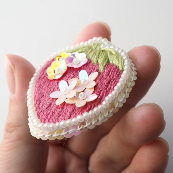 ✳︎ 苺 ✳︎ ビーズ 刺繍 ブローチ 4枚目の画像