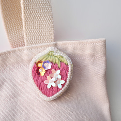 ✳︎ 苺 ✳︎ ビーズ 刺繍 ブローチ 2枚目の画像