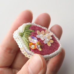 ✳︎ 苺 ✳︎ ビーズ 刺繍 ブローチ 5枚目の画像