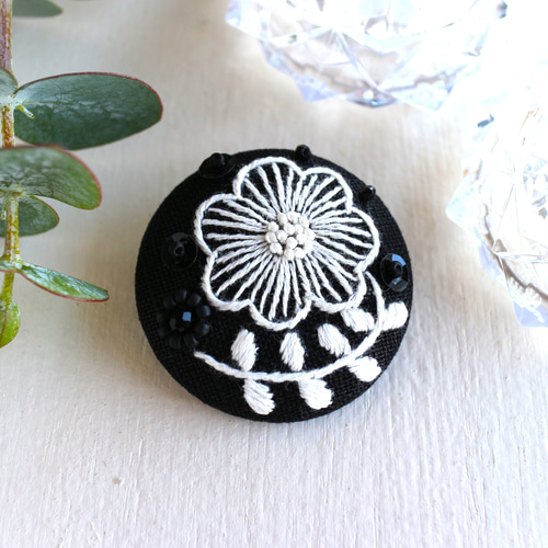 北欧ボタニカルフラワー【M】＊手刺繍ブローチ＊黒 ブローチ