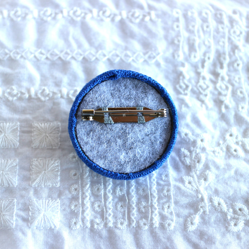 ボタニカルフラワー　ブローチ 北欧ボタニカルフラワー【M】＊手刺繍ブローチ＊Royal blue