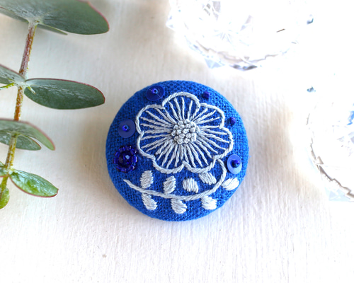 ボタニカルフラワー　ブローチ 北欧ボタニカルフラワー【M】＊手刺繍ブローチ＊Royal blue