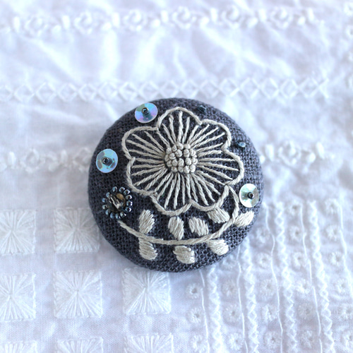 北欧ボタニカルフラワー【M】手刺繍ブローチ*Charcoal Grey 北欧ボタニカルフラワー【M】手刺繍ブローチ*Charcoal Grey