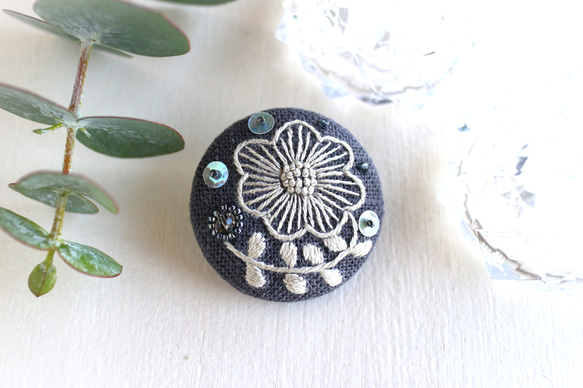 北欧ボタニカルフラワー【M】手刺繍ブローチ＊Charcoal Grey ブローチ