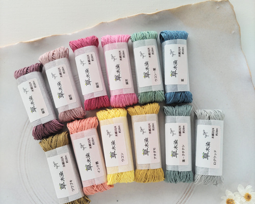 付下げ 作家物 叩き染 枝葉模様 暈し丁子茶色 K-4473 単衣】櫨色地 たたき染め風あられ暈かし 小紋 | 大山キモノ・ち