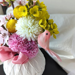 桜とマムと菜の花に、小鳥が寄り添うお雛様アレンジメント3点セット　フランスリボン花台付きインテリア　フラワー 4枚目の画像