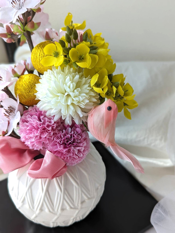 桜とマムと菜の花に、小鳥が寄り添うお雛様アレンジメント3点セット　フランスリボン花台付きインテリア　フラワー 4枚目の画像