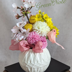 桜とマムと菜の花に、小鳥が寄り添うお雛様アレンジメント3点セット　フランスリボン花台付きインテリア　フラワー 1枚目の画像