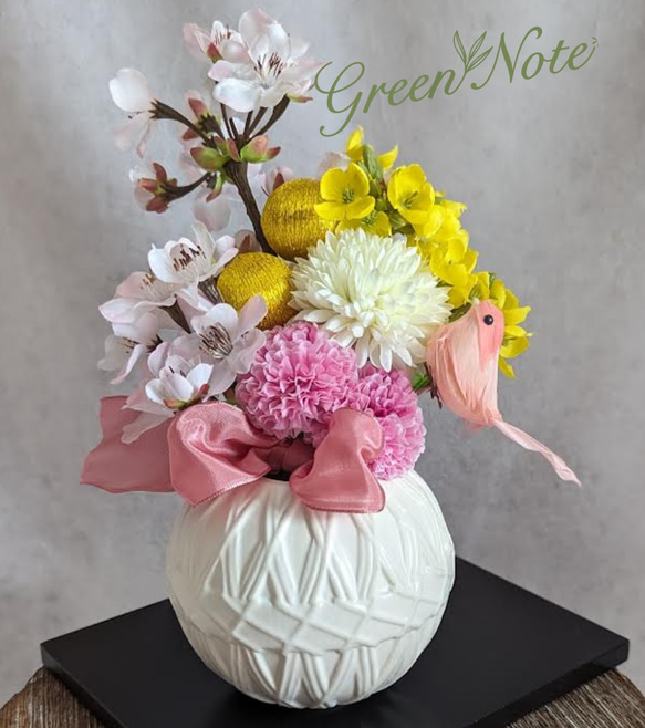 桜とマムと菜の花に、小鳥が寄り添うお雛様アレンジメント3点セット　フランスリボン花台付きインテリア　フラワー 1枚目の画像