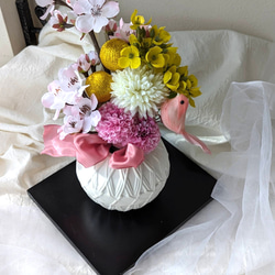 桜とマムと菜の花に、小鳥が寄り添うお雛様アレンジメント3点セット　フランスリボン花台付きインテリア　フラワー 3枚目の画像