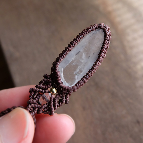 レムリアンシード 水晶ポイント原石（ブラジル産）マクラメ編みペンダントネックレス　男女兼用可アクセサリー　3477