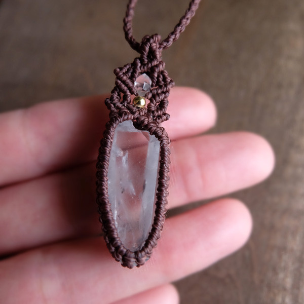 レムリアンシード 水晶ポイント原石（ブラジル産）マクラメ編みペンダントネックレス　男女兼用可アクセサリー　3477