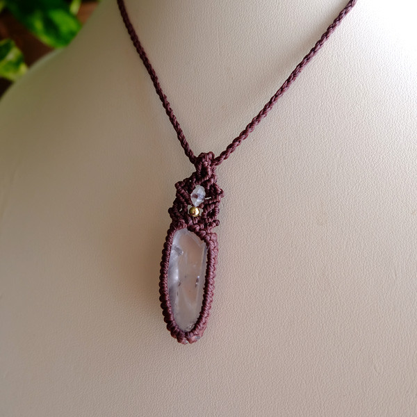 レムリアンシード 水晶ポイント原石（ブラジル産）マクラメ編みペンダントネックレス　男女兼用可アクセサリー　3477