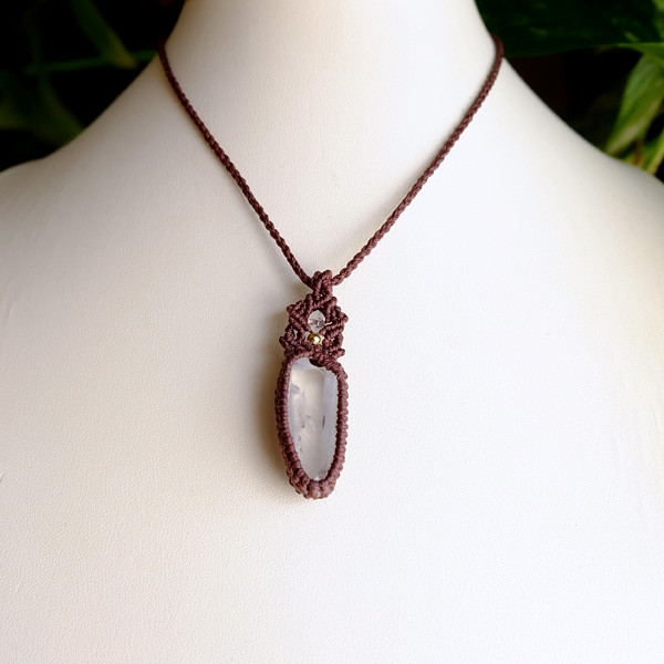 レムリアンシード 水晶ポイント原石（ブラジル産）マクラメ編みペンダントネックレス　男女兼用可アクセサリー　3477