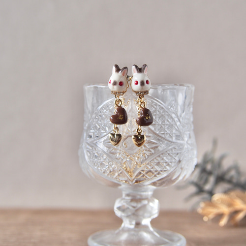 うさぎとハートチョコのピアス/イヤリング ピアス（スタッド・一粒