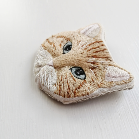 【限定1点】猫刺繍のブローチ　Bella 3枚目の画像