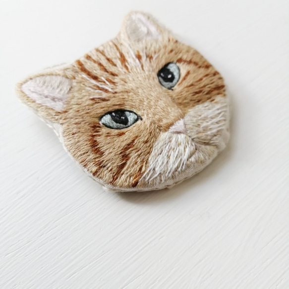【限定1点】猫刺繍のブローチ　Bella 2枚目の画像