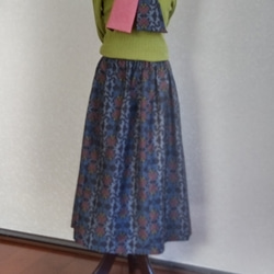 着物リメイク♪ストール付：裏地付き：８０ｃｍ丈　抽象花模様の大島紬のシンプルなスカート 1枚目の画像