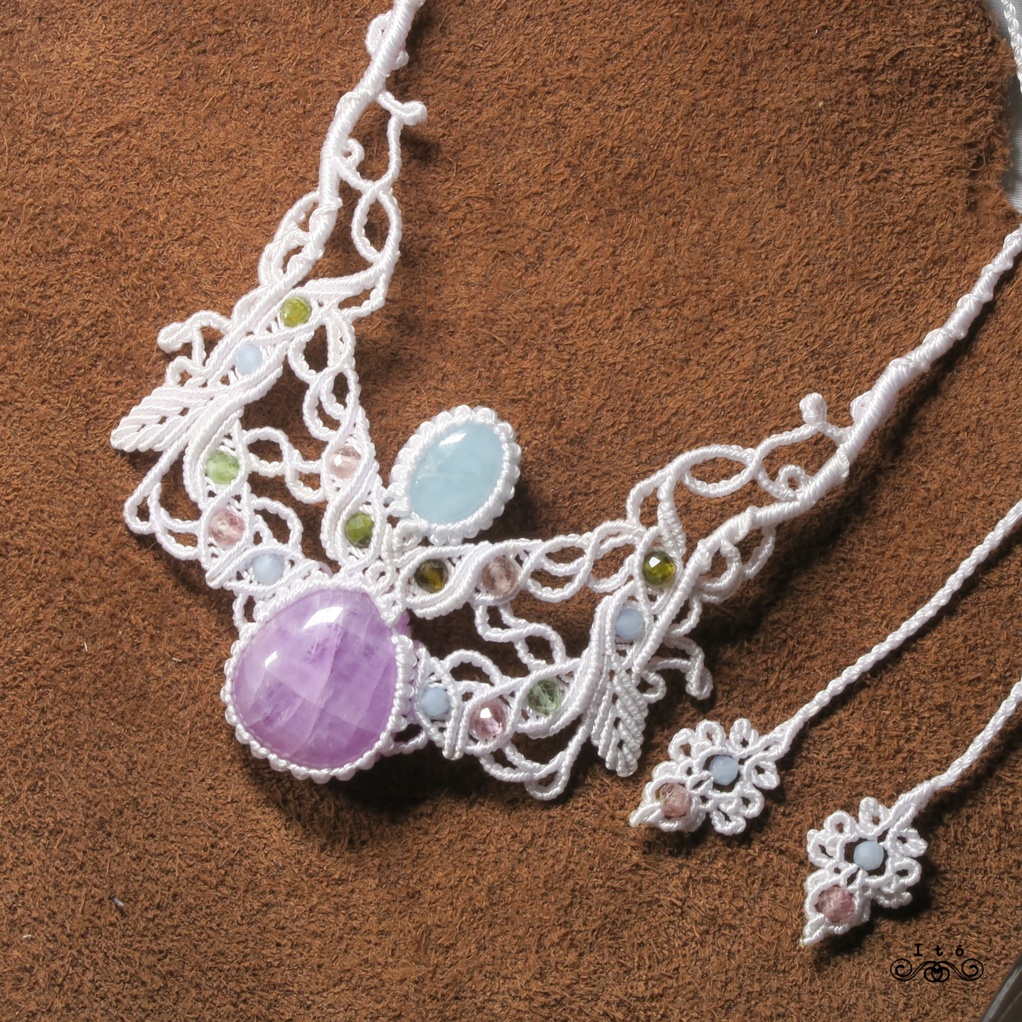 ナイジェリア産クンツァイトとナミビア産アクアマリンのマクラメネックレス