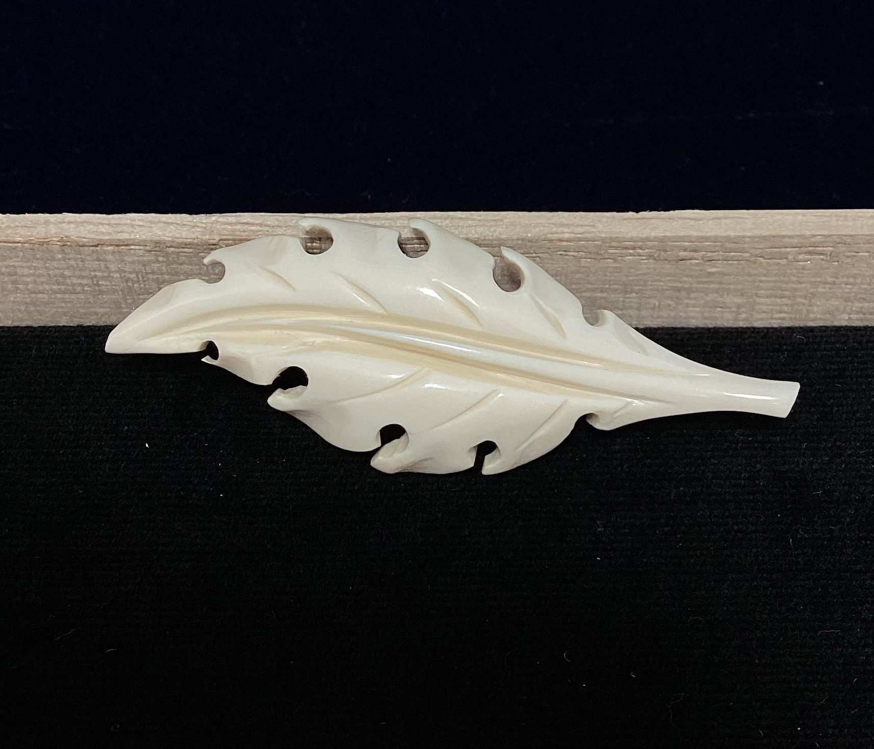 ☆本象牙ブローチ（リーフ）　※AK-8