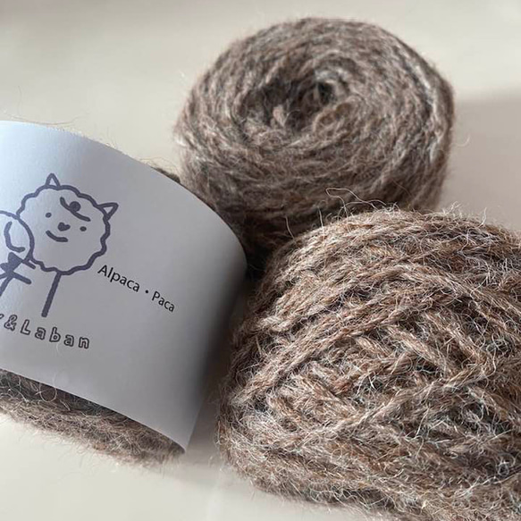 愛知県に住むアルパカのハリーとラバンの毛で作られた手洗い・手紡ぎの毛糸 4枚目の画像