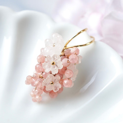 1486.【在庫1】ハンドメイド　揺れるビーズイヤーカフ2個セット ピンク　赤 桜を纏う」天然石 イヤーカフ 片耳 モルガナイト インカローズ 4月