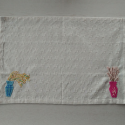 ミモザと桜の手刺繍ランチョンマット 2枚目の画像