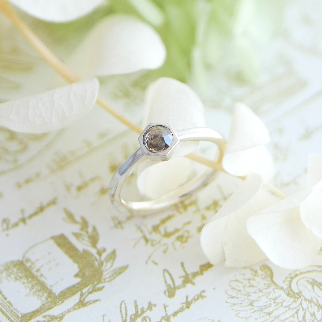 ナチュラルダイヤモンドのリング 　brown round shape