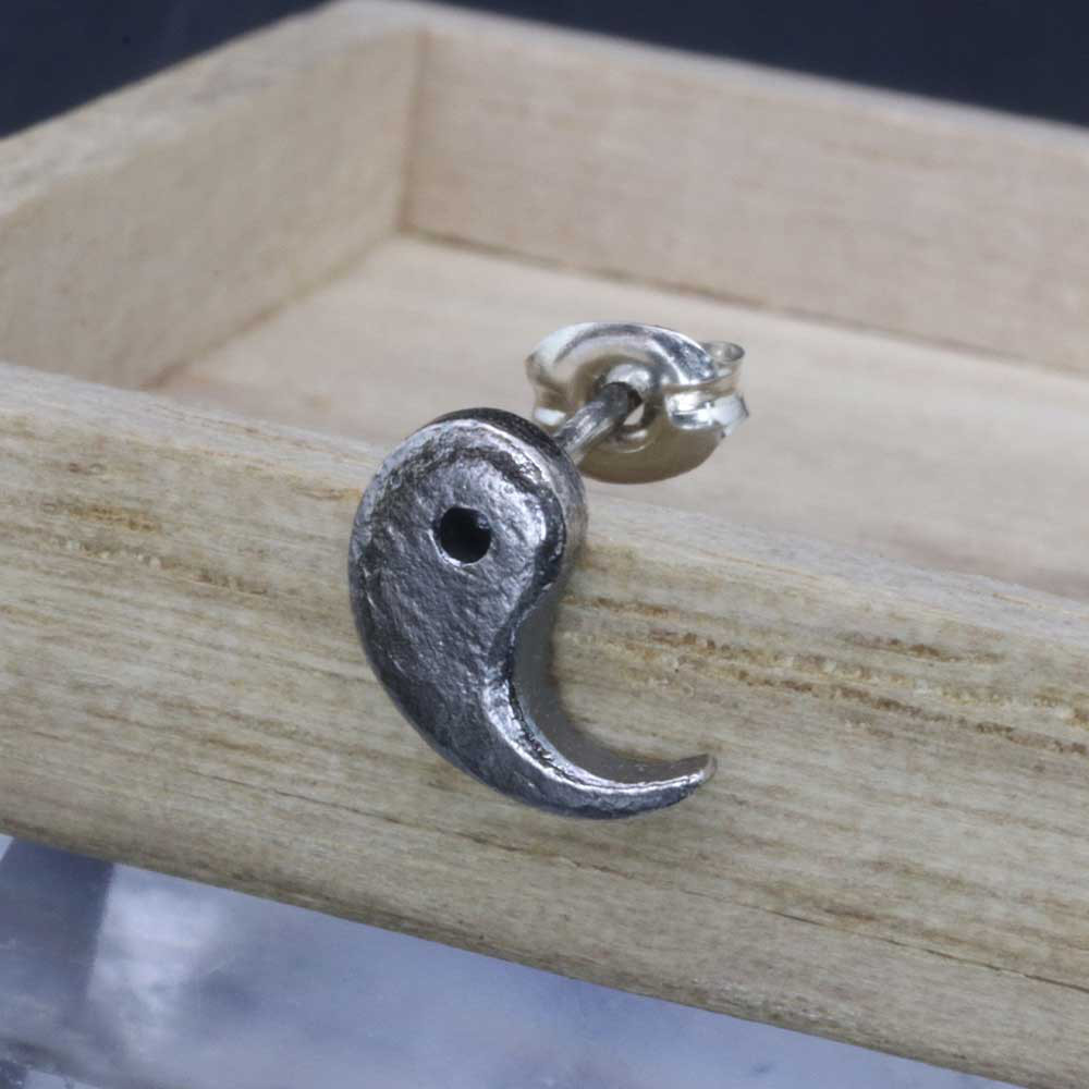 ピアス メンズ : シルバー 八尺瓊 勾玉 ピアス 燻し仕上げ ピン 1ヶ 片耳 シングル 和柄 ギフト プレゼント