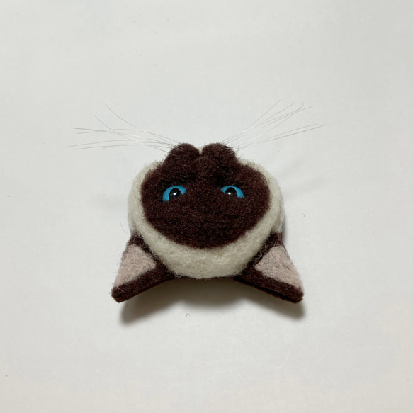 羊毛フェルト 猫ブローチ シャム猫 4枚目の画像