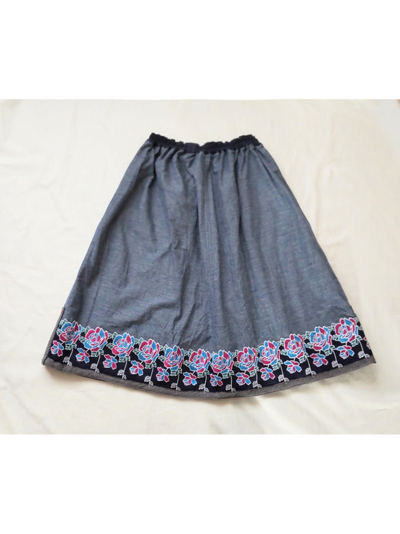 ステンドグラス刺繍のサイドベルトフレアースカート【ネイビー】 2枚目の画像