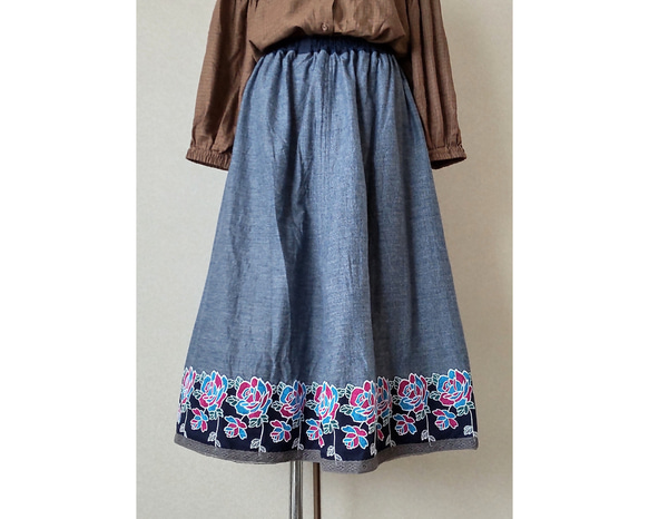 ステンドグラス刺繍のサイドベルトフレアースカート【ネイビー】 3枚目の画像