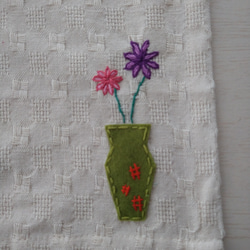 椿の花とガーベラの手刺繍ランチョンマット 4枚目の画像