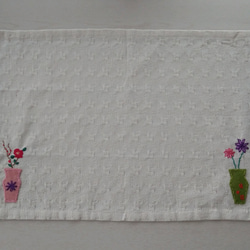 椿の花とガーベラの手刺繍ランチョンマット 2枚目の画像