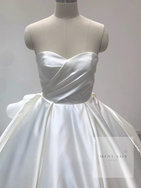 プリンセスライン　バックフリル　シルクサテン　ウェディングドレス　 2枚目の画像