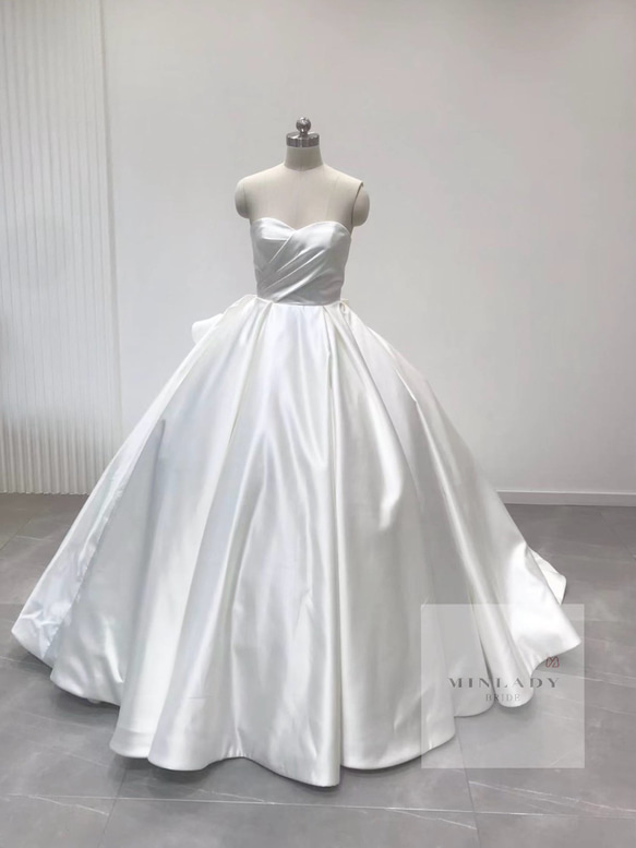 プリンセスライン　バックフリル　シルクサテン　ウェディングドレス　 1枚目の画像